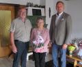 Bild: sei
Irmgard Mayer (Mitte) feierte fit und gesund 90. Geburtstag. Die Glückwünsche der Marktgemeinde überbrachte Bürgermeister Richard Kammerer (rechts). Sohn Manfred (links) schaut nicht nur am Geburtstag sondern täglich bei der Mutter vorbei.
