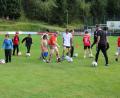 Bild: prh
18 Kinder und Jugendliche liefen beim ersten Training des innovativen Fußballprojekts "Team Bananenflanke" mit großem Spaß den Bällen hinterher. Trainer Daniel Scheidler und sein Team hatten sich ein abwechslungsreiches Training einfallen lassen.