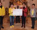 Bild: bö
Der Frauenbund Ensdorf spendet 500 Euro für Flika in Amberg (von links): Susanne Strobel, Margit Meier (beide Flika), Pfarrer Slawomir Niemczewski, Frauenbundsprecherin Monika Auer und Michaela Leitl von Flika.