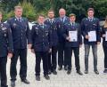 Bild: bö
Von links: Bürgermeister Florian Junkes, KBM Alexander Graf, Kommandant Andreas Lindner, Josef Kugler, Mathias Niebler, Vorstand Manfred Braun, Martin Lindner, Simon Plank, Franziska Spies, Wolfgang Hummel, Lena Hummel, Johannes Niebler und Daria Lorenz.