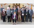 Bild: hok
Zwei Ehepaare, die vor 60 Jahren vor der katholischen Kirche ja zueinander gesagt haben, Johann und Rosina König und Martin und Maria Kummer mit Paaren, deren Eheschließung 55, 45, 40 und 35 Jahre zurückliegen.