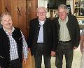 Bild: ld
Neuer Vorsitzender der Jagdgenossenschaft ist Florian Söllner (links). Der Vertrag mit Jagdpächter Josef Scherm (rechts) wurde ab 2022/2023 um neun Jahre verlängert. Auch Bürgermeister Bernhard Schindler (Zweiter von links) nahm an der Versammlung teil. Die Kasse führt Hans-Jürgen Schmidt, Beisitzer ist Max Frank (Dritter und Vierter von links).