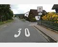 Bild: Portner
Im Kapellenweg ist die „Zone 30“ deutlich ersichtlich. Trotzdem sind hier viele motorisierte Verkehrsteilnehmer schneller unterwegs.