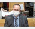 Bild: Foto: Matthias Balk/dpa 
Hubert Aiwanger, Wirtschaftsminister und Landesvorsitzender der Freien Wähler in Bayern, sitzt während einer Plenarsitzung im bayerischen Landtag an seinem Platz.