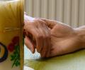 Bild: Portner
Eine Hand die hält, tröstet und begleitet: Schwerstkranke Menschen, die ihre letzten Lebensstunden zu Hause und nicht im Krankenhaus verbringen wollen, können dies im neuen Palliativ-Notfallbogen vermerken.