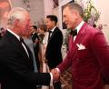 Bild: Chris Jackson/dpa
Der britische Prinz Charles (l), Prinz von Wales, spricht mit Bond-Darsteller Daniel Craig bei seiner Ankunft zur Weltpremiere des neuen James Bond Films "No Time To Die".