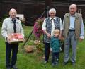 Bild: jr
Im heimischen Garten entstand dieses Bild des Jubelpaares Betty und Helmut Männer mit Urenkel Max, sowie Waldsassens Zweitem Bürgermeister Karlheinz Hoyer (links). Gefeiert wurde im Kreise der Familie.