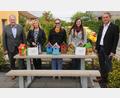 Bild: Joachim Gebhardt
Sie freuen sich über die gelungenen Nistkästen (von links): Landrat Richard Reisinger, Nicole Graf, Anita Vieracker, Katharina Schenk und Bürgermeister Hermann Böhm.