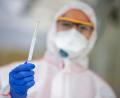 Bild: Sebastian Gollnow
Ein Mitarbeiter hält einen Abstrich in der Hand, um einen Test auf das Coronavirus Sars-Cov-2 durchzuführen.