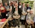 Bild: wwl
Für zusammen über 300 Jahre Mitgliedschaft in der SPD werden Wolfgang Schmidt, Jürgen Heindl (hinten links), Heiner Beer, Hans Meßmann, Ursula Rähr, Rudolf Gebhard und Ernst Grabinger geehrt.