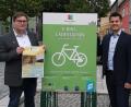 Bild: Portner
Der ILE-Vorsitzende, Bürgermeister Rudolf Teplitzky, präsentiert zusammen mit dem ILE-Manager Christian Karl das Programm für das „Heimat-Radeln“. Eine Station wird am Marktplatz in Oberviechtach gleich hinter der E-Bike-Ladestation sein.