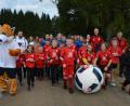 Bild: doj
Für ihren Freund auf den Weg machten sich die Fußballer der Spielgemeinschaft Vohenstrauß und Altenstadt zusammen mit dem Fußballfuchs. Jeder Kilometer brachte Geld.