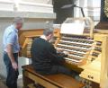 Bild: jzk
Franz Ballon (stehend) nahm sich viel Zeit, um den Hobbyorganisten Helmut Mohr die vielen Klangmöglichkeiten der Basilika Orgel aufzuzeigen und ihm die Spielweise auf den sechs Manualen zu erklären.
