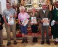 Bild: ld
Urkunden für 40 Jahre und 35 Jahre Teilnahme an der Fußwallfahrt überreichte Pilgerführer Ludwig König (links) am Ende des Gottesdienstes in Marienweiher. Für 35-jährige Teilnahme wurde Johannes Preis (Zweiter von links) geehrt. 40 Mal waren Gisela Reger und Gerlinde Thiel (von links) dabei und auch Franz Preis. Pater Joy gratulierte und dankte herzlich.