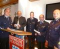 Bild: bk
Für das über 21 Jahre lange ehrenamtliche Engagement von zweitem Kommandanten Daniel Schweiger danken Bürgermeister Ludwig Biller, Kommandant Alexander Kummer, Vorsitzender Thomas Gmeiner und Kreisbrandrat Marco Saller (von links).