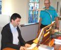 Bild: Hirsch
Organist Andreas Merl zieht auf der sanierten Orgel alle Register. Sehr zur Freude des Vorsitzenden des Kirchenbauvereins Ettmannsdorf, Stefan Wenisch (rechts).