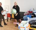 Bild: Gabi Schönberger
Denise Schatzkowski und Kerstin Reintsch (von links) bereiten den Jugendtreff Plan B für die Eröffnung am 27. Oktober vor.
