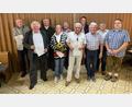 Bild: Klaus Riede/exb
Die anwesenden Jubilare und der neue Ehrenvorsitzende: (von links) Ulrich Jung, Karl Schwemmer, CSU-Kreisvorsitzender Harald Schwartz, Agathe Schriml, Josef Lederer, Johann Steger, Michael Schübel, Eugen Eckert, Günther Götz und Ortsvorsitzender Bernhard Hinteregger.