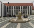 Archivbild: Norbert Grüner
Gelungene Beispiele der Sanierung alter Bausubstanz gibt es in Waldsassen viele, wie etwa das Gästehaus St. Joseph des Klosters. Jetzt hat der Stadtrat die Ausweitung der Fläche im Stadtgebiet beschlossen, in der im Zusammenhang mit Sanierungsprojekten besondere Vorgaben und Vorteile gelten.