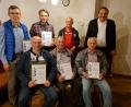 Bild: rdh
Treue Mitglieder wurden bei der Hauptversammlung des VfB Thanhausen ausgezeichnet. Im Bild (hinten, von links): Max Josef Rosner (50 Jahre), Georg Sollfrank (40 Jahre), Vorsitzender Gerald Helm und Zweiter Bürgermeister Michael Schedl sowie (vorne, von links ) Josef Hecht (50 Jahre), Michael Heldwein sen., (50 Jahre) und Willibald Schwägerl (50 Jahre).