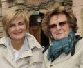 Archivbild: Ursula Düren/dpa
Gloria Fürstin von Thurn und Taxis (l) und ihre Mutter Gräfin Beatrix von Schönburg-Glauchau kommen zu den Thurn und Taxis Schlossfestspielen. Gloria Fürstin von Thurn und Taxis (61) trauert um ihre Mutter. Sie verstarb am Donnerstag im Alter von 91 Jahren.