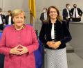 Bild: Martina Englhardt-Kopf
Fast wäre es auch eine Raute geworden: Martin Englhardt-Kopf (CSU) an ihrem ersten Tag in Berlin nach der ersten Sitzung der neuen Unionsfraktion mit Noch-Bundeskanzlerin Angela Merkel (CDU).