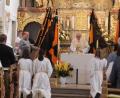 Bild: no
Bezirkspräses Gerhard Ehrl beim Festgottesdienst in der Wallfahrtskirche Mariä Namen in Trautmannshofen. Links und rechts vom Hauptaltar die Träger der Kolpingfahnen der verschiedenen Ortsverbände.