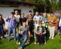 Bild: mmj
Einrichtungsleiterin Petra Meixner (Dritte von links), Geschäftsführerin Sandra Loew (Vierte von links) und Weidings Bürgermeister Manfred Dirscherl feierten mit den künftigen Ruheständlern (in Liegestühlen), langjährigen Mitarbeitern und Bewohnern im Haus "Fuchsenschleife".