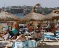 Symbolbild: Clara Margais/dpa
Einheimische und Touristen liegen am Strand Cala Major in Palma de Mallorca. Darauf müssen Touristen beim Herbsturlaub in der Pandemie achten.