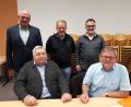 Bild: Sängergruppe Wiesau/exb
Die Führungsspitze der Sängergruppe Wiesau: (sitzend, von links) stellvertretender Vorsitzender Rudi Schmidt und Schriftführer Paul Zrenner sowie (stehend, von links) Kassier Gottfried Härtl, der nun offiziell gewählte Gruppenchorleiter Michael Waldenmayer und Vorsitzender Stefan Werner.