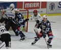 Bild: gb
Die Blue Devils gewannen am Freitag ihr letztes Vorbereitungsspiel gegen die Passau Black Hawks mit 5:2. Hier lauern Dennis Palka (rechts) und Barry Noe vor dem Gästekasten.