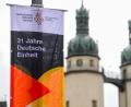 Bild: Hendrik Schmidt
Ein Banner mit der Aufschrift "31 Jahre Deutsche Einheit" hängt vor den Türmen der Marktkirche "Unser Lieben Frauen" in Halle (Saale). In der Stadt finden in diesem Jahr die zentralen Feierlichkeiten zum Tag der Deutschen Einheit statt.