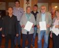 Bild: mmj
Den Jubilaren wurden Urkunden überreicht. Unser Bild zeigt sie mit (von links) stellvertretender Vorsitzenden Birgit Höcherl, Vorsitzendem Hans Herrmann, Präses Wolfgang Dietz und Gemeindereferenten Christian Glaser (Vierter von rechts).