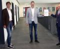 Bild: wro
Das Ernennungsschreiben zum Stellvertretenden Schulleiter übergab Leitender Regierungsschuldirektor Walter Schütz (rechts) persönlich an Wolfgang Prebeck (Mitte). Über die zeitnahe Wiederbesetzung des frei gewordenen Postens freute sich BSZ-Schulleiter Thomas Metzler (links ).