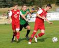 Bild: hho
Am vergangenen Sonntag gewann der TSV Konnersreuth das Derby gegen den VfB Arzberg mit 2:0. In dieser Szene hat der Arzberger Patrik Sinkule (grünes Trikot) gegen Jonas Baumgärtner (links) und Jannik Rosner das Nachsehen. Am Samstag empfängt der Tabellenzweite Konnersreuth den ASV Wunsiedel.