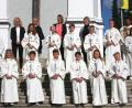 Bild: wro
Betreut wurden die Kommunionkinder von den Tischmüttern Melanie Scharf, Verena Schröck und Andrea Monath sowie von Lehrerin Gabriele Vollath (hintere Reihe, von links). Die Messe zelebrierte Pfarrer Joseph (hintere Reihe, rechts).