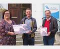 Bild: ws
Mit herrlichen Motiven aus dem Steinwald hat Matthias Kunz seinen neuen Fotokalender gestaltet. Der Kalender wurde in der Buchhandlung St.Peter vorgestellt. Im Bild (von links) Stellvertretende Büchereileiterin Margot Konz, Matthias Kunz und der Leiter der Lebenshilfe-Kreisvereinigung, Berthold Kellner.
