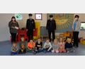 Bild: FFW Premenreuth/ exb
Die 500-Euro-Feuerwehrspende komme der Einrichtung zugute, versprach deren Leiterin, Karin Krenkel (stehend, links). Im Namen der Kinder und des Personals im Kinderhaus "Steinwaldwichtel Sankt Josef" sagte sie den Überbringern, Adolf Windschiegl und Josef Trottmann (stehend, Zweiter und Dritter von links) ein herzliches „Dankeschön.“