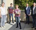 Bild: zch
Romana Beer wurde mit einem kleinen Präsent in den Ruhestand verabschiedet. Im Bild: (von links) KMS-Personalratsvorsitzende Klaudia Kormann, stellvertretender Musikschulleiter Patick Oroudji, Romana Beer, Landrat Roland Grillmeier, Musikschulleiter Tobias Böhm.