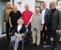 Bild: Karl Schwemmer
Die Gratulanten zusammen mit dem Jubilar (von links): 2. Bürgermeister Norbert Gradl, Alfred Hümmer (AWO), Schwester Pauline, Sohn Winfried, Jubilar Peter Iger, Bürgermeister Joachim Neuß und Peter Danninger, der Vorsitzende der SPD Auerbach.
