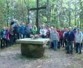 Bild: sh
Über 40 Wanderer aus Schnaittenbach und Umgebung begaben sich auf die Spuren der Köhler am Buchberg. Das Bild zeigt die Gruppe am 1964 aufgestellten Gipfelkreuz des 667 Meter hohen Buchbergs.