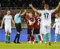 Bild: Löb Daniel/dpa
Schiedsrichter Tobias Reichel (Zweiter von links) zeigt Nikola Dovedan (Vierter von links) elf Minuten vor Schluss die Gelb-Rote Karte. Die Nürnberger tobten, die Partie gegen Hannover endete 0:0.