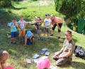 Bild: bö
In Vilshofen gab es noch einen Nachbrenner in Sachen Ferienprogramm und der kam besonders gut an. Unter der fachkundigen Anleitung von Albert Stepper und Naturpark-Ranger Jonas Nelhiebel (Bild) bauten die Kinder Nistkästen für Blau- und Kohlmeisen. - doch vorher gab es viele allgemeine Informationen zu den Verhaltensweisen der Vögel.