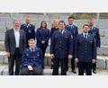 Bild: Simone Gradl/exb 
Dominik Bojer bleibt Vorsitzender der Feuerwehr Altfalter. Bürgermeister Franz Grabinger (von links) gratulierte dem neu gewählten Führungsteam. Im Bild vorne Raffael Bojer, Dominik Bojer (erster Vorsitzender), Stefan Götz (zweiter Vorsitzender ), hinten Markus Kraus (zweiter Kommandant), Eva Schrott, Christina Geiger, Stefan Schrott und Manfred Bauer (erster Kommandant).