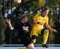 Bild: Schrems
Lukas Schön (links) im Luftkampf mit dem Bayreuther Nick Gregorzewski: Der FC Tirschenreuth unterlag der zweiten Mannschaft der SpVgg Bayreuth mit 0:3.