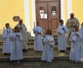 Bild: doj
Pfarrer Gerhard Schmidt (links) und der Weidener Dekan Johannes Lukas (rechts), ein Onkel eines Kommunionkindes, feierten mit den sieben Kindern in der Pfarrkirche St. Erhard Erstkommunion.