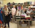 Bild: Veronika Schlosser, Caritasverband Stadt Weiden/OPf und Landkreis Neustadt/WN/exb
Die Ehrenamtlichen Helferinnen der Kleiderkammer (von links) Rita Bier, Alma Schmidkonz und Gertrud Diermeier sortieren die Waren ein.