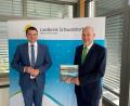Bild: Matthias Meier/exb 
Landrat Thomas Ebeling und der neue AOK Direktor Volker Schödel (von links).