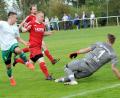 Bild: heh
Der SV Mitterteich II gewann das Derby bei den Sportfreunden Kondrau mit 3:2. Hier scheitert Sascha Weiß (links) am Kondrauer Torwart Daniel Gold.