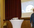 Bild: pz
Helmut Plommer, ehemaliger Stadtrat und Mitglied der Bürgeraktion "Mitmachen lohnt", bei seiner Wortmeldung in der Stadthalle. Links Bürgermeister Bernd Sommer.
